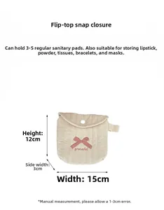 Dettaglio borsa trapuntata beige con fiocco rosa e ricamo elegante Graceful