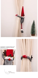 Detailaufnahme von Weihnachts-Gnom Vorhanghalter mit rotem Hut und Rentier-Geweih