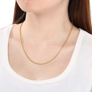 Détail d'un collier chaîne à billes de 2mm en acier inoxydable plaqué or 18 carats