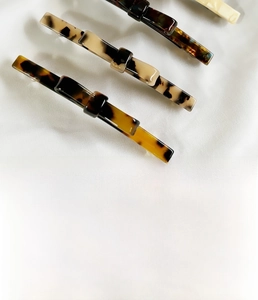 Detail showing 10.5cm handmade acetate tortoiseshell bow clip with size measurements