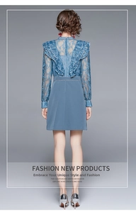 Détail de la robe en dentelle bleue avec volants au dos et sequins avec col montant