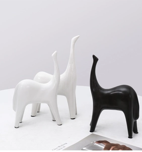 Moderne minimalistische schwarze und weiße Keramikpferdefiguren im 3er-Set