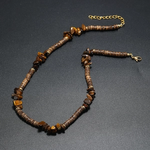 Détail du collier bohème avec pierres œil de tigre et perles en bois de coco marron