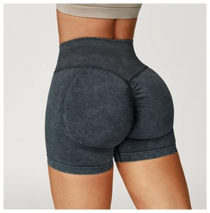Détail du short de yoga sans couture taille haute avec effet délavé et couture froncée
