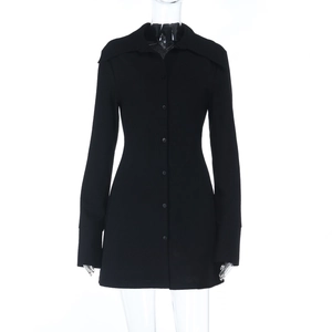 Vue détaillée du boutonnage simple d'une robe chemise noire ajustée à manches longues