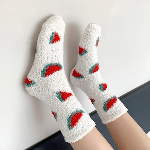 Vue détaillée de chaussettes en polaire corail blanche avec broderie pastèque mignonne