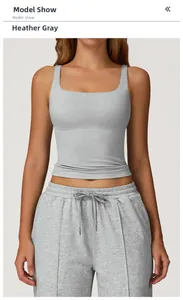 Détail du haut de yoga gris chiné et jogging à cordon avec texture de tissu doux