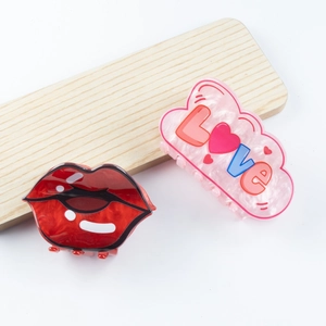 Set de pinzas para el pelo con labios rojos jaspeados y clip rosa diseño Love