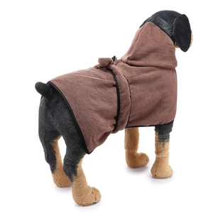 Dettaglio dell'accappatoio marrone con cappuccio e cintura per animali su un cane