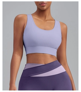 Détail de l'ensemble de yoga lavande avec taille haute croisée et tissu élastique mat