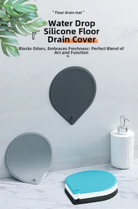 Dettaglio dei copriscarico in silicone a forma di goccia in grigio, blu e bianco