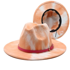 Chapeau fedora tie-dye orange et blanc à large bord avec ruban en cuir rouge et boucle