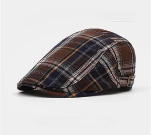 Détail d'une casquette plate vintage à carreaux marron avec boucle en métal ajustable