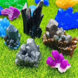 Vue détaillée de grappes de cristaux colorés en résine pour la décoration et l'artisanat