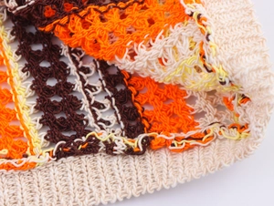 Détail d'un ensemble polo en maille crochet multicolore avec maille évidée et bord-côte