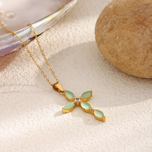 Détail du collier croix plaqué or 18K avec aventurine verte et zircon blanc brillant