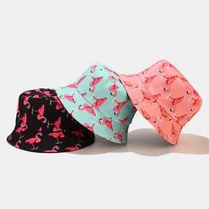 Détail de trois bobs avec motifs de flamants roses en noir, vert menthe et rose
