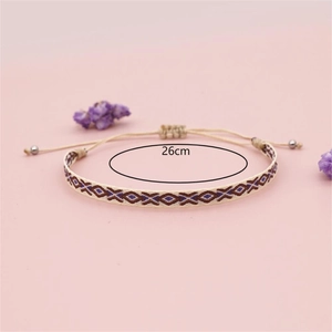 Handgemachtes Boho-Webarmband mit lila Geometriemuster und verstellbarem 26 cm Kordelzug