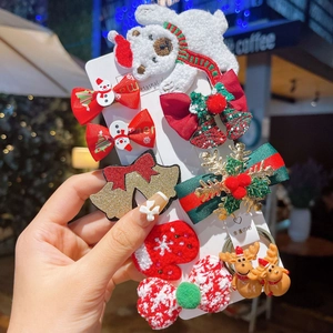 Detailweergave van de kersthaarclips set met kerstman en rendier borduurmotieven