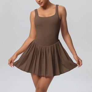 Robe de tennis marron foncé avec col carré et jupe plissée pour sport et fitness chic