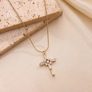 Pendentif croix en or avec de brillants oxydes de zirconium baguettes et ronds étincelants