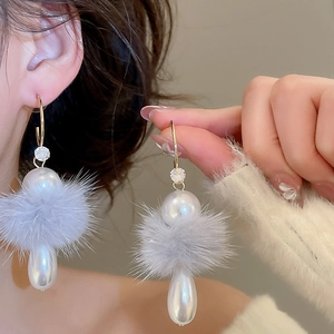 Détails de boucles d'oreilles élégantes avec perles et pompons gris en fourrure