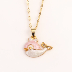 Collana dorata con ciondolo a forma di delfino in smalto rosa e bianco con piccoli strass