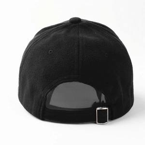 Vista posteriore di un cappello da baseball nero in lana d'agnello con fibbia in metallo
