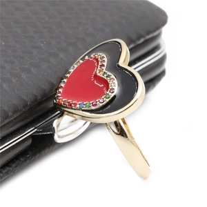 Goldener Herzring mit rot-schwarzer Emaille und funkelnden Zirkoniasteinen