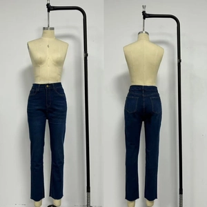 Vue avant et arrière du jean slim bleu foncé montrant la qualité du denim délavé durable