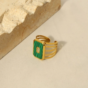 Detail eines goldenen Ringes mit Malachit-Textur, Zirkonia und offenem, gestuftem Band