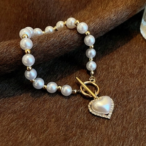 Bracelet en perles vintage avec perles dorées et pendentif cœur serti de strass