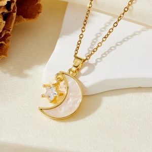 Vue détaillée du collier doré avec pendentif lune et étoile serti de zircons blancs