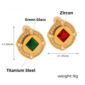 Detailansicht der geometrischen Titan-Ohrringe mit grünem Glas und Zirkonia-Inlay