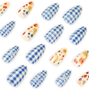 Blau-weiße Karomuster Mandel-Nagelspitzen mit handgemalten Sommermfrucht-Motiven