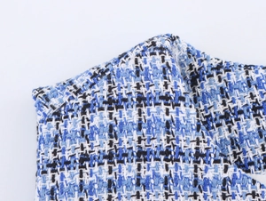 Gros plan sur la texture du tissu en tweed bleu et noir avec détails de tissage