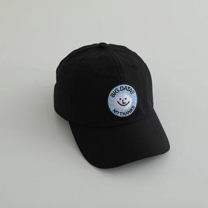 Detailansicht einer schwarzen Kinder-Basecap aus schnelltrocknendem Stoff mit Wolke.