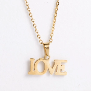 Collier élégant en acier titane doré avec pendentif poli lettres LOVE sur fond blanc pur