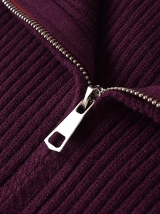 Vue détaillée de la fermeture éclair en métal argenté et texture en tricot côtelé violet