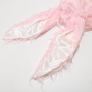 Gros plan d'oreilles de lapin en peluche rose avec doublure en satin blanc pour bonnet