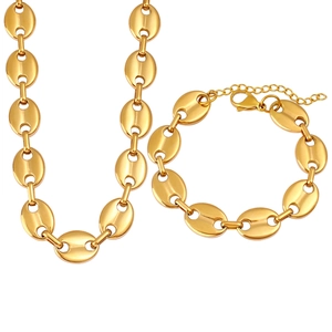 Dettaglio del set collana e bracciale con maglia a chicco di caffè in acciaio placcato oro