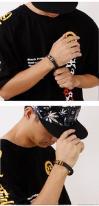 Détail de bracelets en cuir tressé pour hommes avec fermoirs magnétiques en acier inoxydable