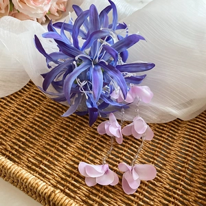 Détail de pince à cheveux Lycoris en tissu avec long gland et pétales bleu-violet