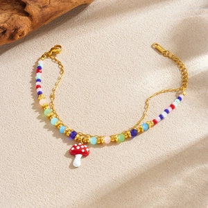 Bracelet double rang avec perles colorées, chaîne dorée et pendentif champignon