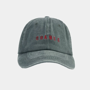 Detailaufnahme der roten CHANCE-Stickerei auf einer grau gewaschenen Denim-Basecap