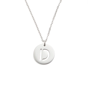 Détail du pendentif en acier inoxydable argenté avec design ajouré de la lettre D
