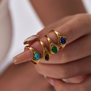 Gros plan de bagues vintage plaquées or 18 carats avec turquoise et lapis-lazuli