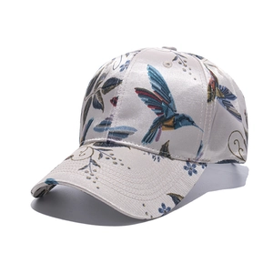 Berretto da baseball in raso con stampa colibrì e fiori in seta color crema
