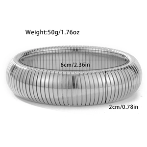 Größenangaben für silbernes Edelstahl-Armreif mit Rippenstruktur und 6cm Durchmesser