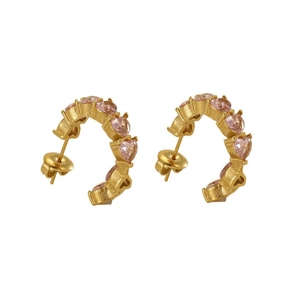 Dettaglio di orecchini a U placcati oro con zirconi rosa a forma di cuore multipli